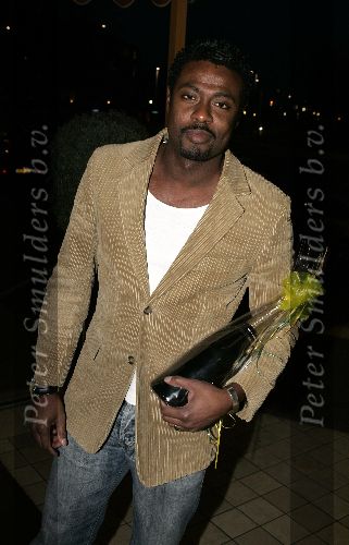 Hilversum 1 april 2005
Afscheidsfeestje van Beau v Erven Dorens. John Williams met champagne