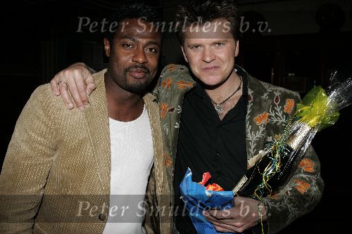 Hilversum 1 april 2005
Afscheidsfeestje van Beau v Erven Dorens. John Williams met  Beau en champagne