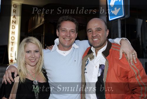 Hilversum 1 april 2005
Afscheidsfeestje van Beau v Erven Dorens.     
Albert Verlinde en Fiona Heering en John v d Heuvel