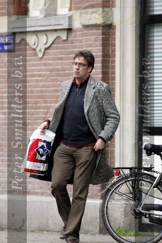 Amsterdam 19 april 2005
Joost Zwagerman op fiets naar het politieburo