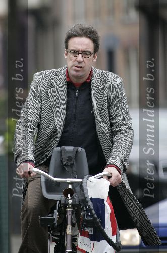 Amsterdam 19 april 2005
Joost Zwagerman op fiets naar het politieburo