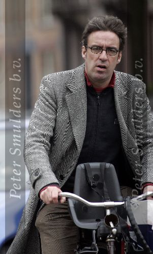 Amsterdam 19 april 2005
Joost Zwagerman op fiets naar het politieburo