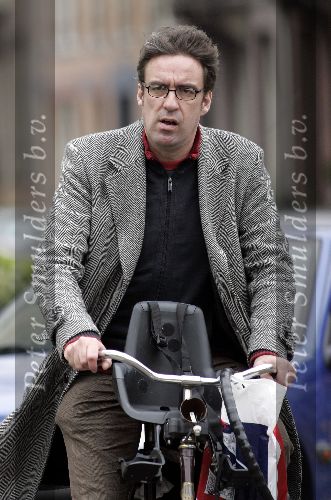 Amsterdam 19 april 2005
Joost Zwagerman op fiets naar het politieburo