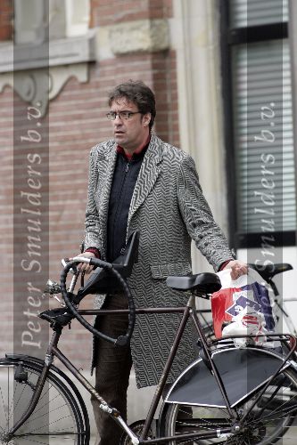 Amsterdam 19 april 2005
Joost Zwagerman op fiets naar het politieburo