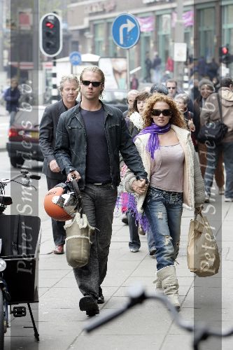 Amsterdam 17 april 2005
Katja en Thijs Romer hand in hand met zonnebrillen op winkelen in Amsterdam.