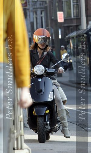 Amsterdam 25 april 2005
Katja Schuurman op vespa scooter