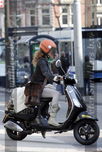 Amsterdam 25 april 2005
Katja Schuurman op vespa scooter