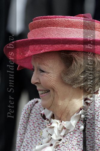 Scheveningen 30 april 2005
Koningin Beatrix in Scheveningen met familie.
Koningin Beatrix lachend