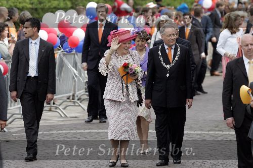 Scheveningen 30 april 2005
Koningin Beatrix in Scheveningen met familie.
Koningin Beatrix lachend en Wim Deetman