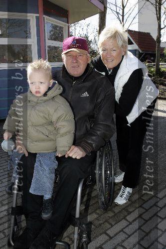Harderwijk 9 april 2005
Opening dolfinarium HARDERWIJK.
Koos Alberts met petje met Joke en kleinkinderen