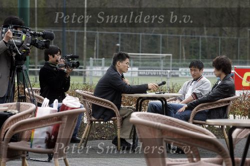 Eindhoven, 11 April 2005
PSV-spelers Park en Lee uit korea worden geintervieuwd door enkele landgenoten.