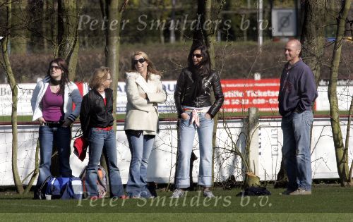 Naarden 2 april 2005
Linda de Mol en Sander Vahle naar het voetballen met Julian en hun dochter.