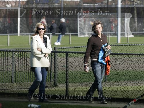 Naarden 2 april 2005
Linda de Mol en Sander Vahle naar het voetballen met Julian en hun dochter.