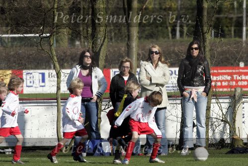 Naarden 2 april 2005
Linda de Mol en Sander Vahle naar het voetballen met Julian en hun dochter.