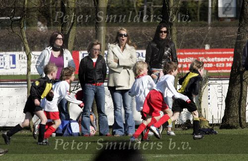 Naarden 2 april 2005
Linda de Mol en Sander Vahle naar het voetballen met Julian en hun dochter.