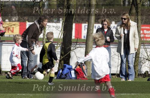 Naarden 2 april 2005
Linda de Mol en Sander Vahle naar het voetballen met Julian en hun dochter.