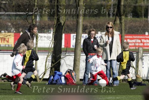Naarden 2 april 2005
Linda de Mol en Sander Vahle naar het voetballen met Julian en hun dochter.