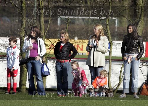 Naarden 2 april 2005
Linda de Mol en Sander Vahle naar het voetballen met Julian en hun dochter.
