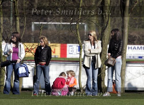 Naarden 2 april 2005
Linda de Mol en Sander Vahle naar het voetballen met Julian en hun dochter.