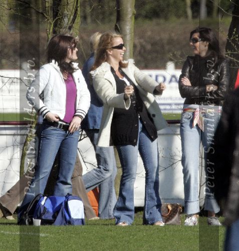 Naarden 2 april 2005
Linda de Mol en Sander Vahle naar het voetballen met Julian en hun dochter.
