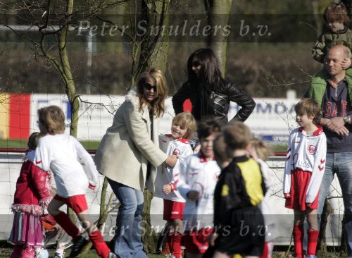 Naarden 2 april 2005
Linda de Mol en Sander Vahle naar het voetballen met Julian en hun dochter.
Peter Smulders bv