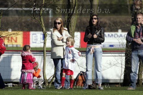 Naarden 2 april 2005
Linda de Mol en Sander Vahle naar het voetballen met Julian en hun dochter.