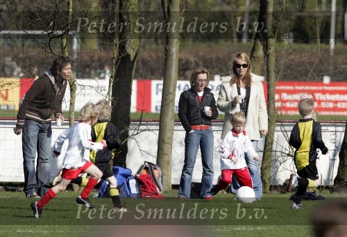 Naarden 2 april 2005
Linda de Mol en Sander Vahle naar het voetballen met Julian en hun dochter.