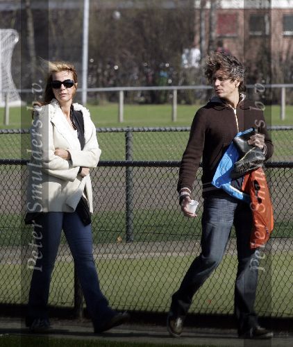 Naarden 2 april 2005
Linda de Mol en Sander Vahle naar het voetballen met Julian en hun dochter.