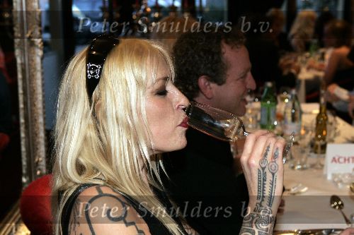 Laren 7 april 2005
Introduktie van de Dinerjaarkaart in Restaurant Brink 10 van Rene Froger. Louise Schiffmacher met tattoo