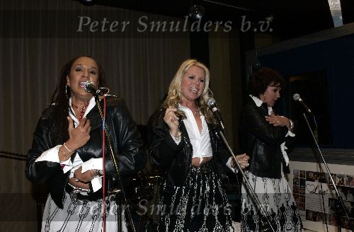 Hilversum 7 april 2005
LUV met Marga Scheide Patty Brard en Jose Hoebee op surprise feestje