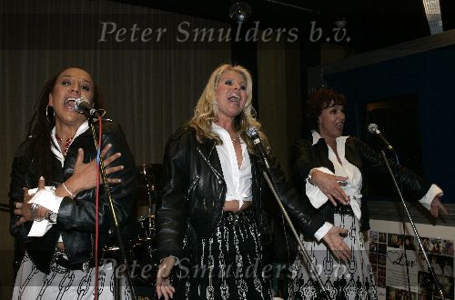 Hilversum 7 april 2005
LUV met Marga Scheide Patty Brard en Jose Hoebee op surprise feestje