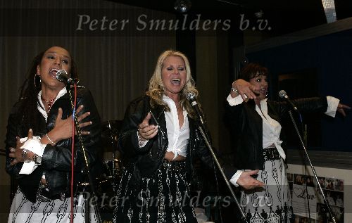 Hilversum 7 april 2005
LUV met Marga Scheide Patty Brard en Jose Hoebee op surprise feestje