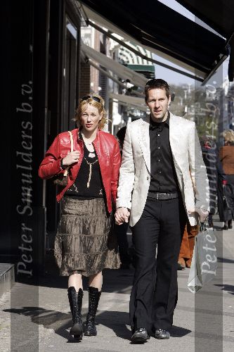 Amsterdam 12 april 2005
Henk Timmer en Marianne Timmer hand in hand op de pc Hooftstraat.