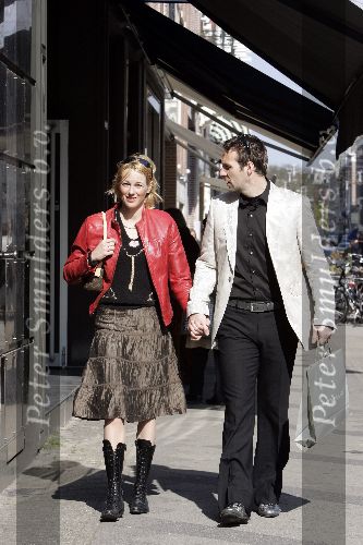 Amsterdam 12 april 2005
Henk Timmer en Marianne Timmer hand in hand op de pc Hooftstraat.