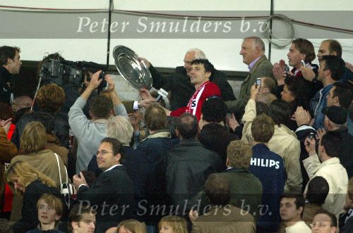 Eindhoven, 23 April 2005
PSV Landskampioen
PSV-aanvoerder Mark v Bommel met de kampioensschal bij Frits Philips