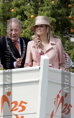 Scheveningen 30 april 2005
Koningin Beatrix in Scheveningen met familie.
Maxima zwanger met hoed en Wim Deetman