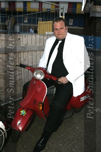 Amsterdam 11 april 2005
Feest op supperclub boot.
Menno Kohler op vespa scooter met vriendin