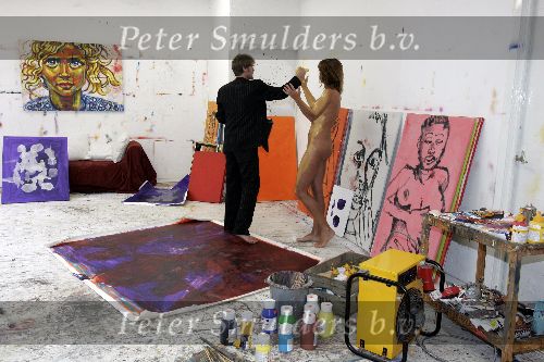 Amsterdam 7 april 2005
Micky Hoogendijk maakt met haar naakte lichaam een schilderij
voor het goede doel.