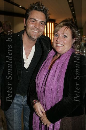 Amsterdam 24 april 2005
Premiere de Jantjes in de rai.
Mike  Starink met moeder