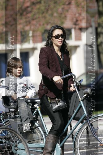 Amsterdam 11 april 2005
Monique Kleeman met zoontje op fiets