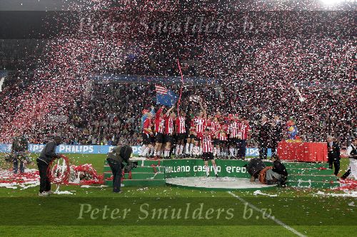 Eindhoven, 23 April 2005
Kampioenswedstrijd PSV-Vitesse, eindstand 3-0
Mark v bommel met kampioensschaal.