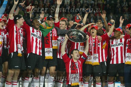 Eindhoven 23 April 2005
Kampioenswedstrijd PSV-Vitesse, eindstand 3-0 
Landskampioen seizoen 2004/2005
Mark v Bommel met kampioensschaal Gomes, Lee PSV Farfan, Alex PSV Andre Ooijer, Addo,