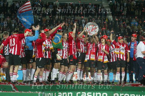 Eindhoven, 23 April 2005 Kampioenswedstrijd PSV-Vitesse, 
eindstand 3-0
PSV Landskampioen 2004/2005
Mark v Bommel met kampioensschaal Gomes Andre Ooijer Park Addo Remco v d Schaaf Alex PSV Farfan Kasper Bogelund Johann Vogel Lee Phillip Cocu.