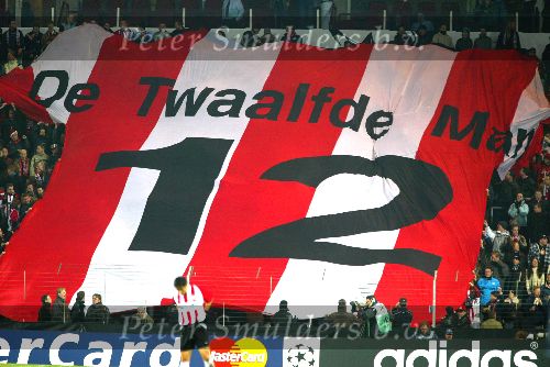 06-12-03 PSV - Dep La Coruna Vlag Twaalfde man