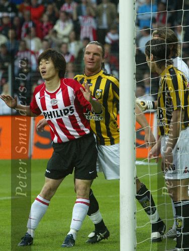 Eindhoven, 23 April 2005 Kampioenswedstrijd PSV-Vitesse, eindstand 3-0
Park in duel met Stijn Vreven