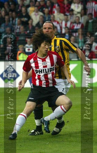 Eindhoven, 23 April 2005 Kampioenswedstrijd PSV-Vitesse, 
eindstand 3-0
Park in duel met Stijn Vreven.