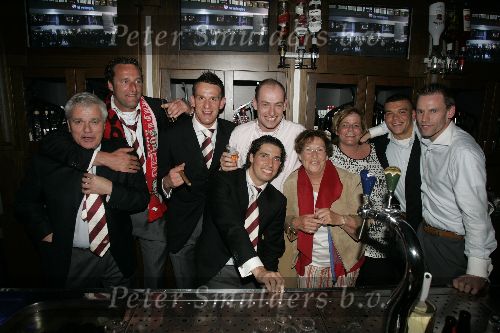 Eindhoven, 23 April 2005
PSV voor de 18e keer landskampioen
v.l.n.r.: Tjarda Weber (clubarts ) Ren eykelkamp, Jan Vennegoor of Hesselink, John de Jong, Mies v Kemenade, Liesbeth v Kemenade, Wilfred Bouma en Andre Ooijer achter de bar van \