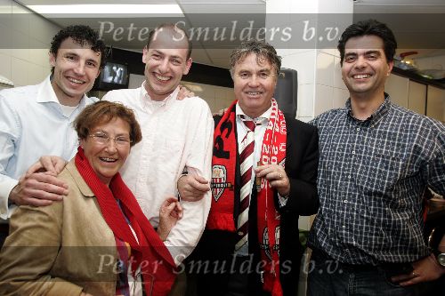 Eindhoven, 23 April 2005
PSV voor de 18e keer landskampioen
Guus Hiddink met Mark v Bommel Mies v Kemenade, Paul v Kemenade en zwager Eric
