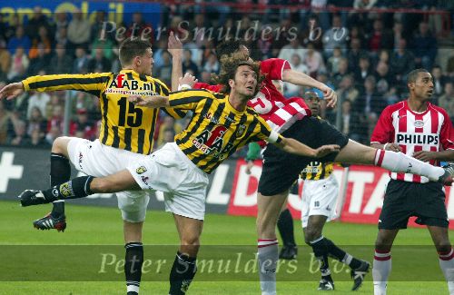 Eindhoven, 23 April 2005 Kampioenswedstrijd PSV-Vitesse, 
eindstand 3-0
Peter v d Berg in duel met Sibon
links Michael Dingsdag en rechts Robert PSV