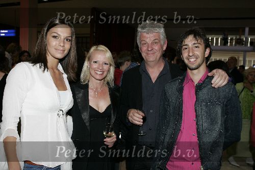 Amsterdam 24 april 2005
Premiere de Jantjes in de rai.
v.l.n.r.Petra Kagchelland, Melline Mollerus Frits Jansma en Gurkan Kucuksenturk